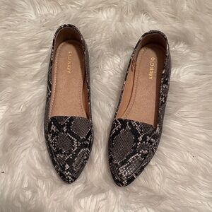 Old Navy Women's Flats - Black and Gray Snake Print